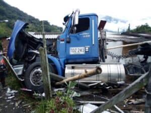 En la autopista Medellín-Bogotá, un conductor perdió el control y se chocó contra dos viviendas