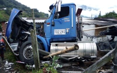 En la autopista Medellín-Bogotá, un conductor perdió el control y se chocó contra dos viviendas