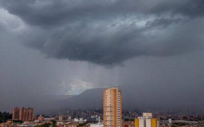 Lluvias en el norte de la ciudad generan inundación en vía pública y cierre del deprimido de la Feria de Ganado