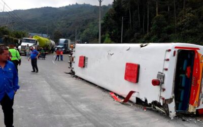Volcamiento de un bus en la autopista dejó 22 heridos