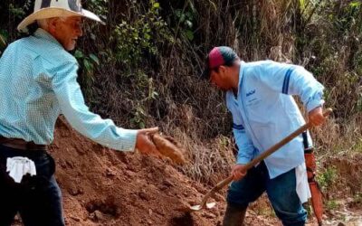 Para no estar incomunicados, los ciudadanos del corregimiento San Pablo en Santa Rosa decidieron intervenir en la vía a punta de pico y pala
