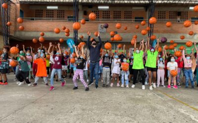 160 cuadras de la comuna Popular dinamizarán su actividad deportiva con la entrega de 1.200 balones por parte del INDER