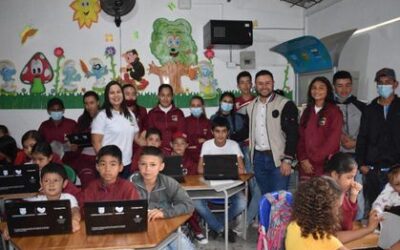 En Sonsón, las instituciones educativas rurales reciben computadores