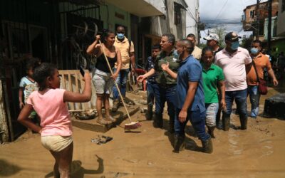 El Gobernador de Antioquia recorrió la zona afectada por el desbordamiento del río Apartadó