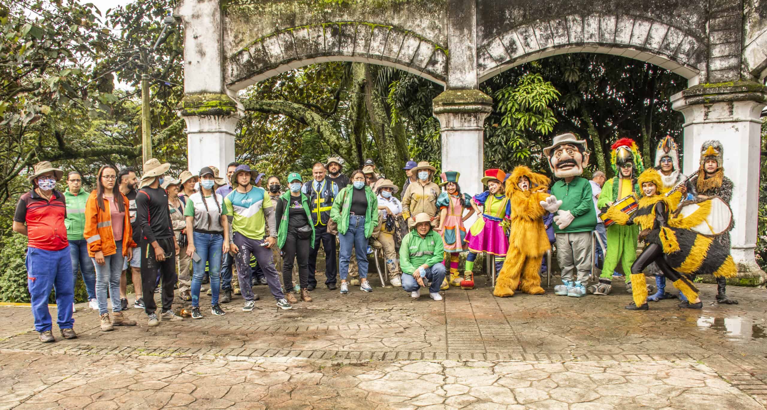 Con jornadas de limpieza, habitantes y exhabitantes de calle ayudan a recuperar los lugares de la ciudad que habitaron