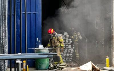 15 unidades del Cuerpo Oficial de Bomberos Medellín atendieron y controlaron incendio estructural