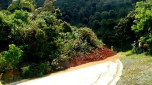 Derrumbe en Ciudad Bolívar cerró la vía Medellín-Quibdó