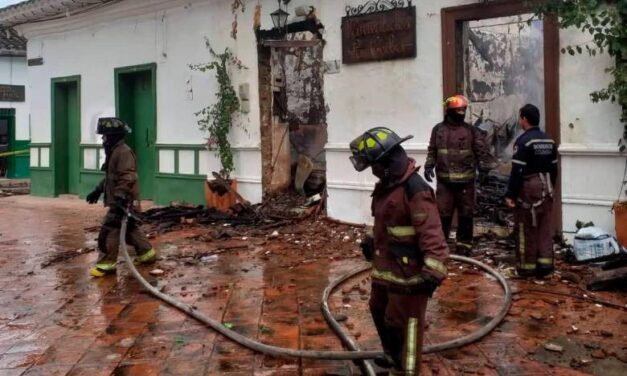 Incendio consumió dos locales del centro histórico de Santa Fe de Antioquia