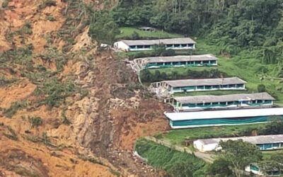 DAGRD y 15 unidades del Cuerpo Oficial de Bomberos Medellín, atienden el movimiento en masa en la Vereda Las Playas del corregimiento de San Antonio de Prado