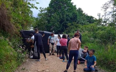 Un bus con 12 pasajeros se volcó en Jardín