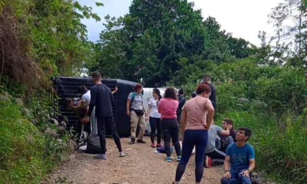 Un bus con 12 pasajeros se volcó en Jardín