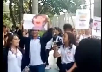Colegio La Navarra en Bello protesta por mala gestión educativa