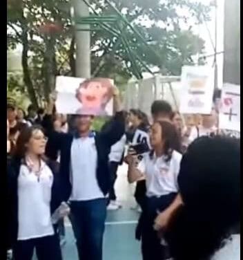 Colegio La Navarra en Bello protesta por mala gestión educativa