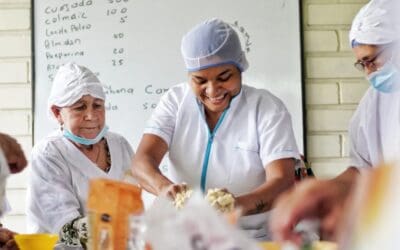 Madres de la Candelaria fortalecieron sus habilidades en alimentos gracias a alianza entre la Alcaldía de Medellín y el SENA