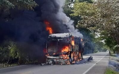 Hombres armados incineraron bus intermunicipal en vía Medellín -Quibdó