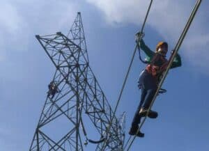 La Ceja tiene la primera generación de mujeres que se le midieron a instalar energía a 40 metros de altura