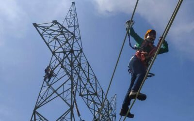 La Ceja tiene la primera generación de mujeres que se le midieron a instalar energía a 40 metros de altura