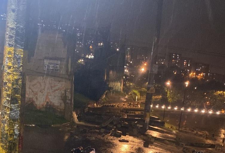El Dagrd con Bomberos Medellín y equipo técnico atiende colapso de muro en la Pola
