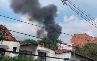 Avioneta con ocho personas a bordo cayó en zona residencial de Belén Rosales