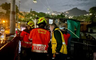 Con Bomberos Medellín y equipo técnico, el Dagrd atendió las emergencias por lluvias de las últimas horas en la comuna 8