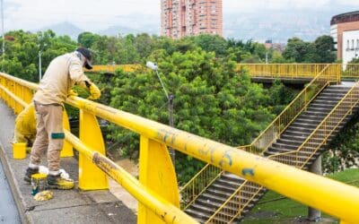 La Alcaldía de Medellín adelanta acciones de instalación y mantenimiento de pasamanos y defensas viales