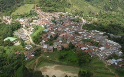 El Gobernador de Antioquia llegó a Caicedo acompañado de 300 caminantes e invitó a entender la Noviolencia como una filosofía de vida