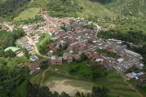 El Gobernador de Antioquia llegó a Caicedo acompañado de 300 caminantes e invitó a entender la Noviolencia como una filosofía de vida