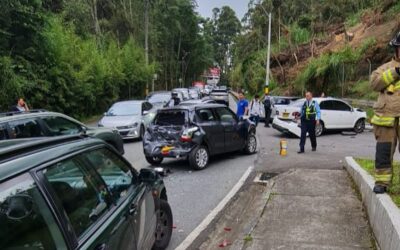 Bomberos Medellín atiende incidente de tránsito múltiple en Los Balsos