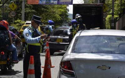 La medida de Pico y Placa sin vías exentas redujo en un 50 % el número de vehículos que transitaban por esos tramos viales de Medellín