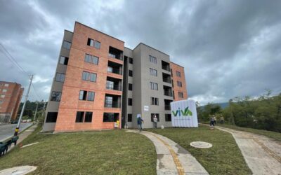 30 familias de El Retiro celebran la entrega de su Hogar para la VIDA