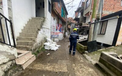 Bomberos Medellín atendió inundación en vía pública con afectación a viviendas en Santo Domingo