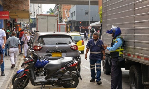Los ciudadanos podrán alertar sobre vehículos mal parqueados en siete puntos de Medellín, a través de ReportesMed