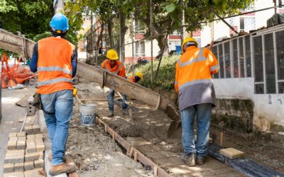 La Alcaldía de Medellín adelanta trabajos para la construcción de 4.000 metros de andenes en diferentes barrios