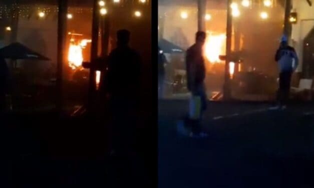 Bomberos atienden incendio en centro comercial de El Retiro