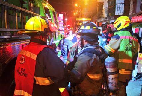 Bomberos Medellín atiende incendio en Cristo Rey