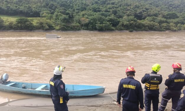 Un camión fue encontrado en el río Cauca y el conductor no aparece
