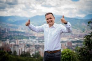 Juan Carlos Bustamante Propone Soluciones Integrales para los Desafíos de Salud en Sabaneta
