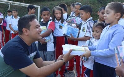 En Dabeiba, la educación brillará con más de 6,000 kits escolares: un impulso vital para estudiantes y familias