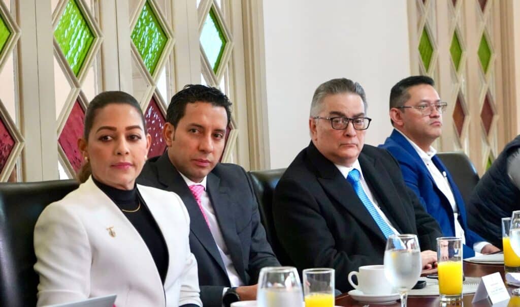 Cristo y bancadas políticas