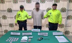 ¡Qué joyita! En Sabaneta un hombre le disparó a policías para evitar que lo capturaran: se había robado una millonada