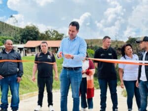 Barbosa celebra millonaria inversión en infraestructura vial y educativa en la vereda Pantanillo