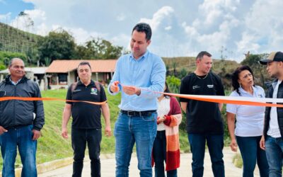 Barbosa celebra millonaria inversión en infraestructura vial y educativa en la vereda Pantanillo