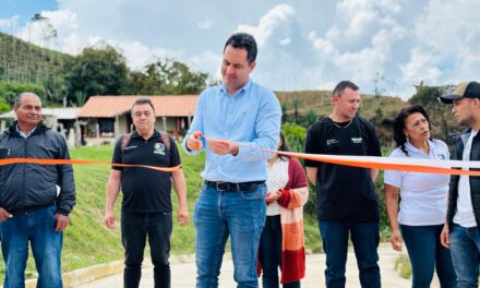 Barbosa celebra millonaria inversión en infraestructura vial y educativa en la vereda Pantanillo