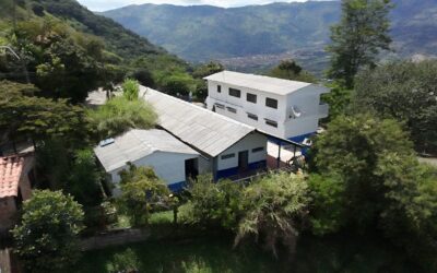 La Personería de Girardota sale de su oficina y pinta de derechos humanos una escuela rural del municipio