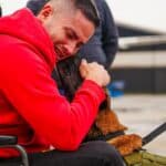 El emotivo reencuentro del patrullero Herrera y Telmo, su héroe de cuatro patas