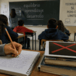Las aulas replantean el uso de pantallas: crece el debate sobre el regreso a la escritura a mano