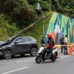 Choque en Guarne: vehículo colisionó contra un poste en la autopista Medellín-Bogotá