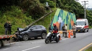 Choque en Guarne: vehículo colisionó contra un poste en la autopista Medellín-Bogotá