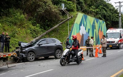 Choque en Guarne: vehículo colisionó contra un poste en la autopista Medellín-Bogotá