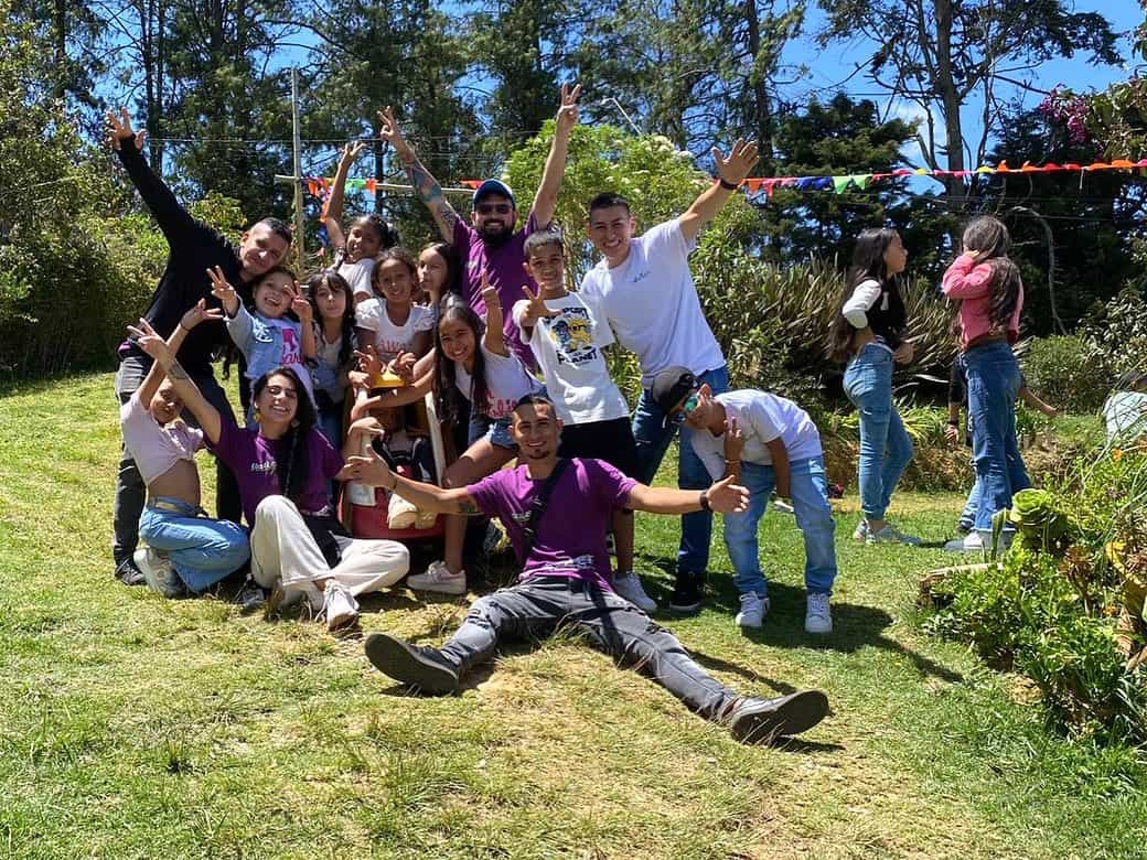 Jóvenes practican circo social en la Comuna 13 de Medellín